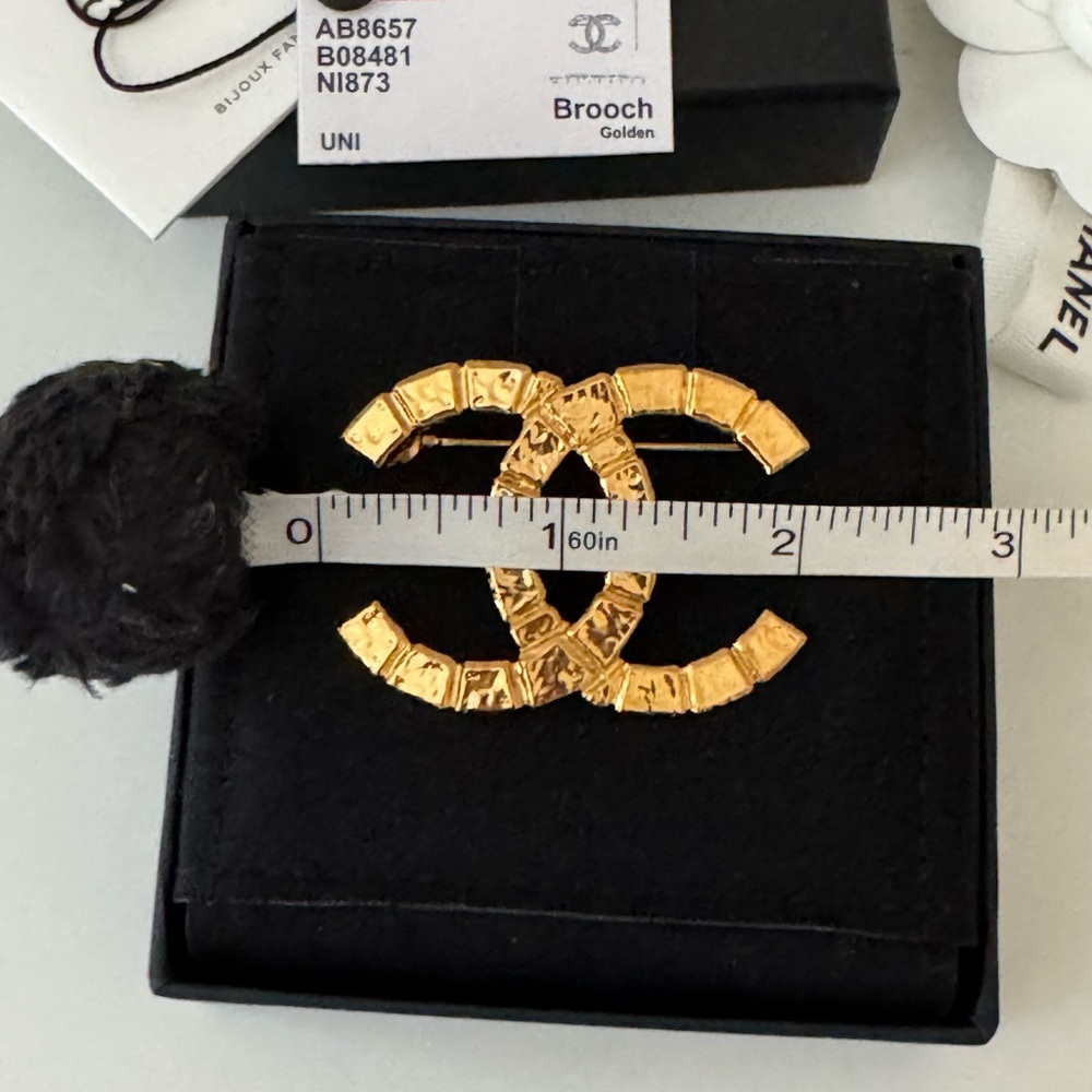NEW Chanel Brooch 22A, Golden - Picture 5 of 10